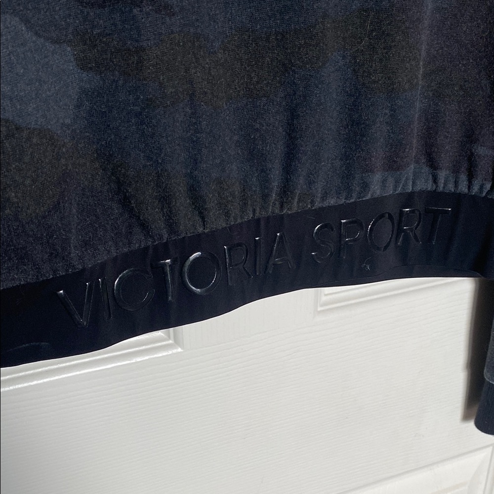 Victoria's Secret Sport Cropped Camouflage Sweatshirt - Picture 4 of 5